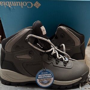 Columbia Gray and Black Newton Ridge Plus Outdoor Boots Womens 8.5 NIB